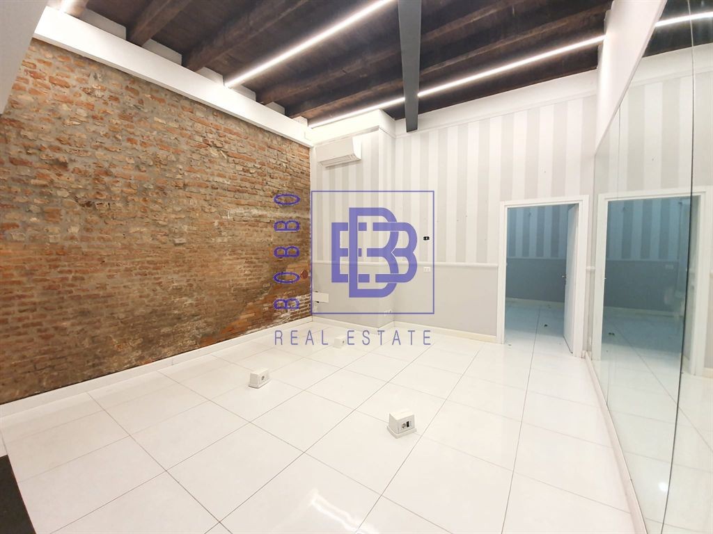 Negozio una Luce su strada ottima posizione